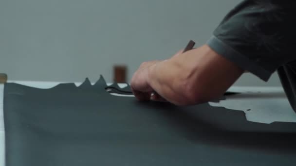 Mann formt Leder für Schuh mit Messer in Fabrik — Stockvideo