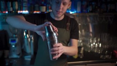 Hipster barista gece kulübünde lüks espresso martini kokteyli hazırlıyor.
