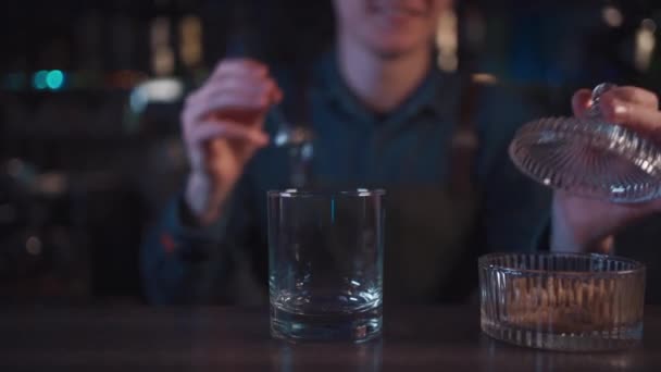 Barkeeper bereitet traditionellen altmodischen Cocktail mit Whiskey und Orange zu — Stockvideo
