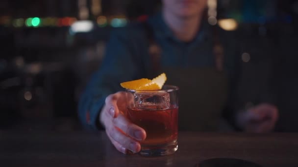Barman bereidt traditionele ouderwetse cocktail met whisky en sinaasappel — Stockvideo