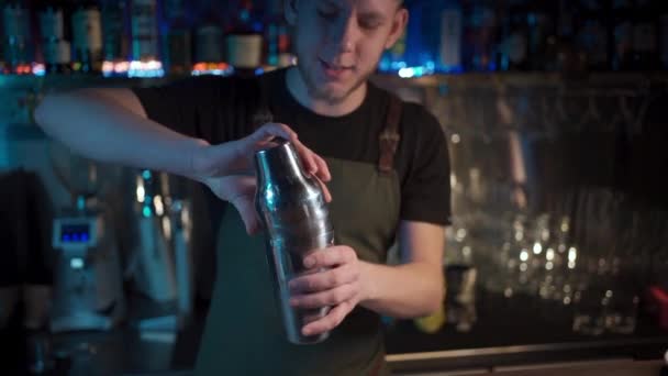 Хипстер-бариста готовит роскошный коктейль эспрессо-мартини в ночном клубе — стоковое видео