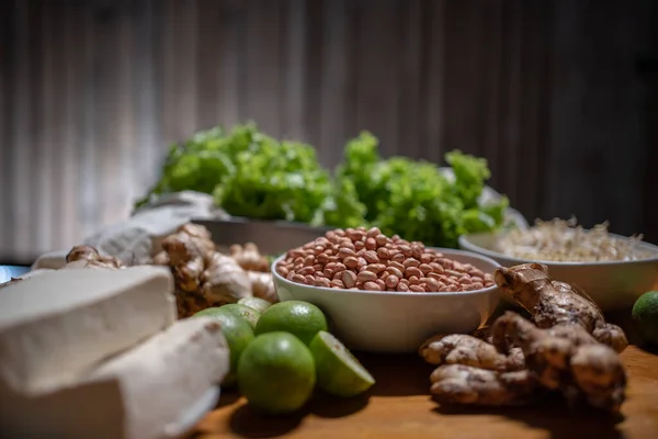 Ensemble d'aliments crus végétariens ou végétaliens avec sacs écologiques — Photo