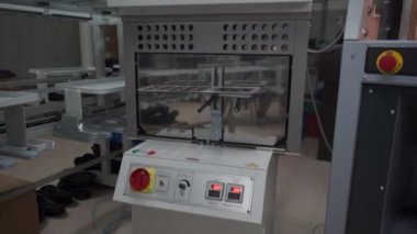 Ayakkabı üretiminde bot üretmek için modern robot makineleri