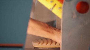 İşçi ayakkabı fabrikasında pres makinesine bağladı.