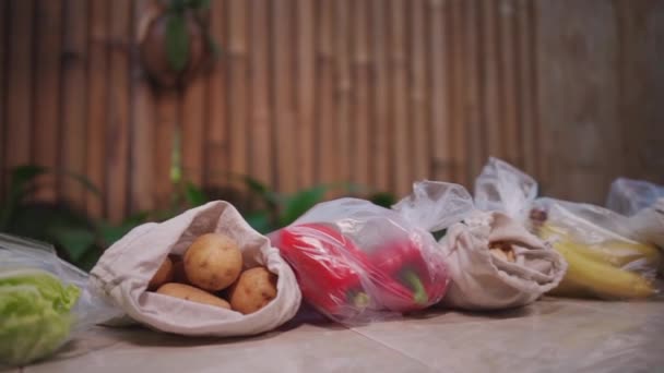 Set herbruikbare en afvalloze katoenen boodschappentassen voor levensmiddelen — Stockvideo