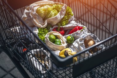 Tekrar kullanılabilir ve sıfır atık pamuk alışveriş torbaları.