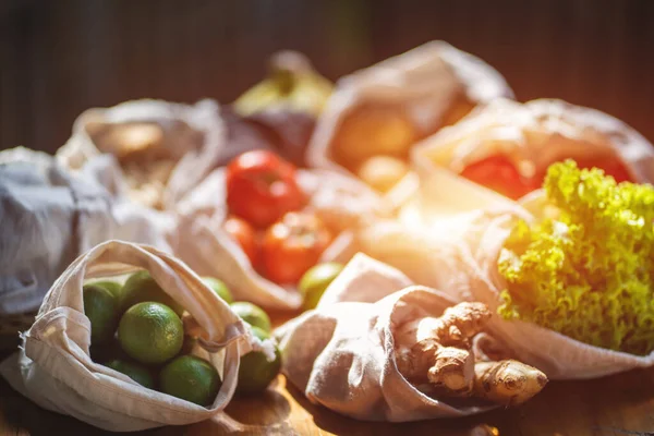 Ensemble de sacs à provisions en coton réutilisables et zéro déchet pour la nourriture — Photo