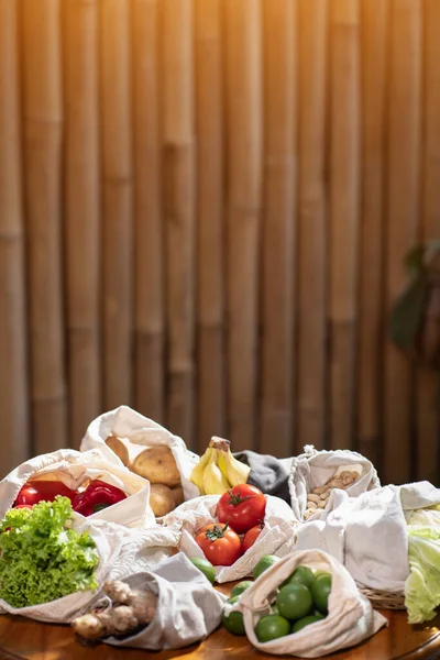 Set von wiederverwendbaren und abfallfreien Baumwoll-Einkaufstaschen für Lebensmittel — Stockfoto