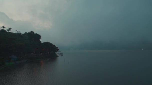 Rustig landschap van Danau Beratan meer en mist in Bali, Indonesië — Stockvideo