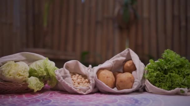 Set herbruikbare en afvalloze katoenen boodschappentassen voor levensmiddelen — Stockvideo