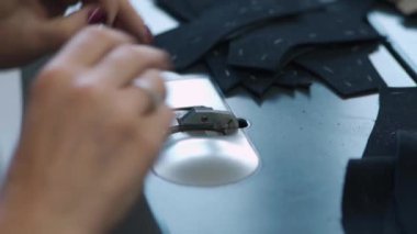 Ayakkabı fabrikasında ayakkabı imalatı için deri öğüten işçiler.