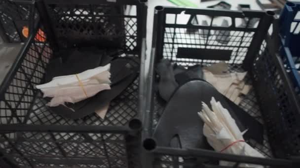 Corte de cuero en recipientes para hacer zapatos en fábrica de calzado — Vídeos de Stock