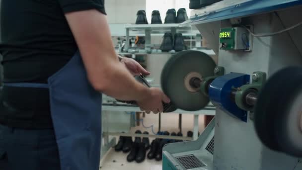 Man polijsten lederen schoenen op fabricage met machines — Stockvideo