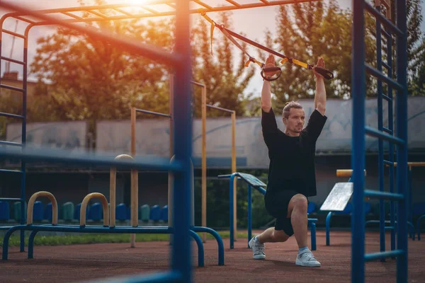 Entrenador Personal Ejercicio Estiramiento Con Equipo Patio Recreo Deportivo — Foto de Stock