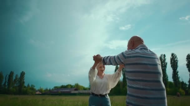 Glada äldre par har romantisk dejting och dans utomhus vid solnedgången — Stockvideo