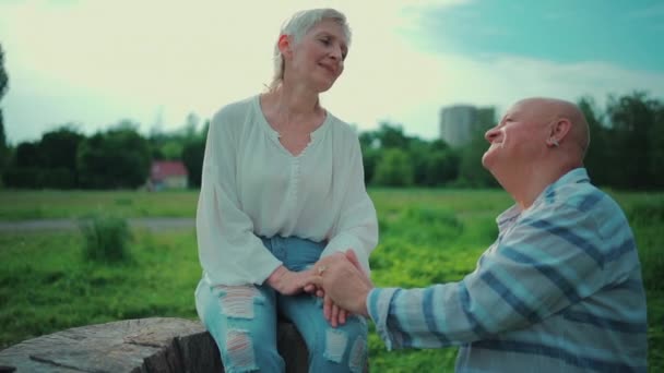 Feliz e adorável casal sênior namoro no verão ensolarado parque e ter romance — Vídeo de Stock