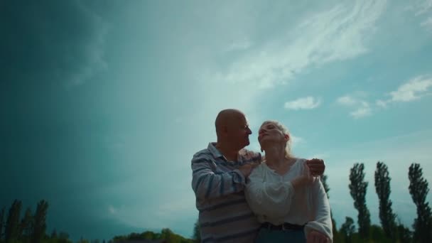 Heureux couple aîné ont romantique sortir ensemble et danser en plein air à l "été — Video