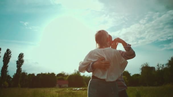 Lyckliga äldre par har romantisk dejting och dans på solig dag, slow motion — Stockvideo