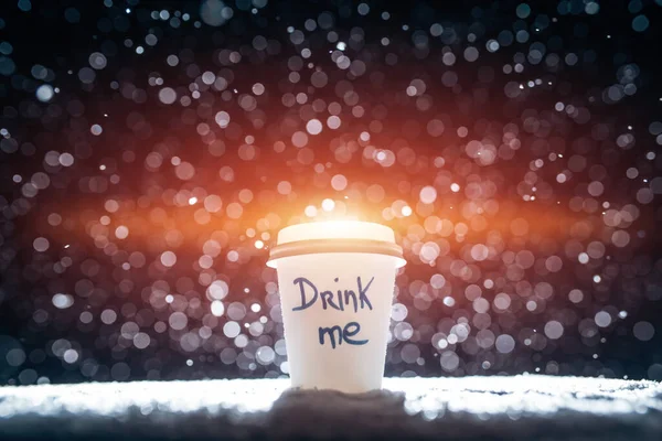 Μεγάλο χάρτινο κύπελλο με τσάι ή καφέ όταν πέφτει χιόνι το βράδυ — Φωτογραφία Αρχείου