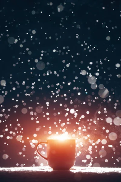 Taza de café caliente humeante o té en el fondo nevado de la noche —  Fotos de Stock