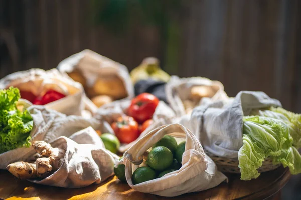 भोजन के लिए पुन: प्रयोज्य और शून्य अपशिष्ट कपास शॉपिंग बैग का सेट — स्टॉक फ़ोटो, इमेज