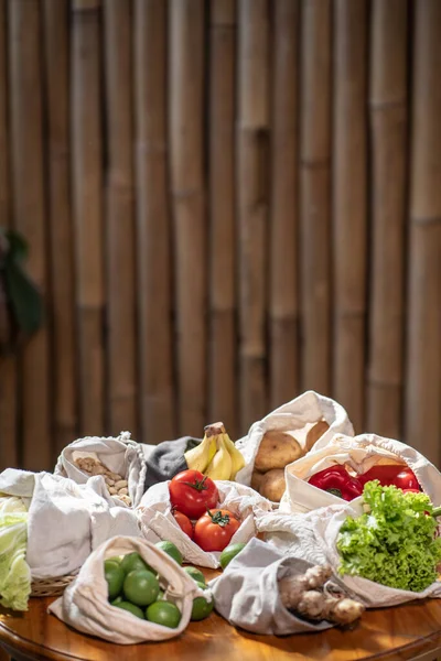 Ensemble de sacs à provisions en coton réutilisables et zéro déchet pour la nourriture — Photo