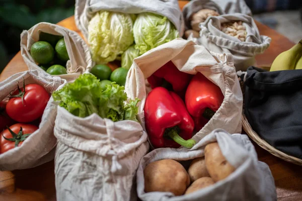 Ensemble de sacs à provisions en coton réutilisables et zéro déchet pour la nourriture — Photo