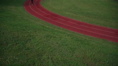 Spor atletik bayan atletizm antrenmanı stadyum pistinde
