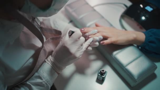 Манікюрник робить полірування нігтів пензлем та інструментами — стокове відео