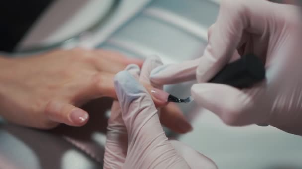 Artista de manicura haciendo esmalte de uñas con cepillo y herramientas — Vídeo de stock