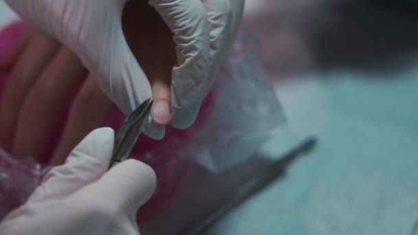 Крупним планом постріл і манікюр художник робить очищення нігтів і полірування — стокове відео
