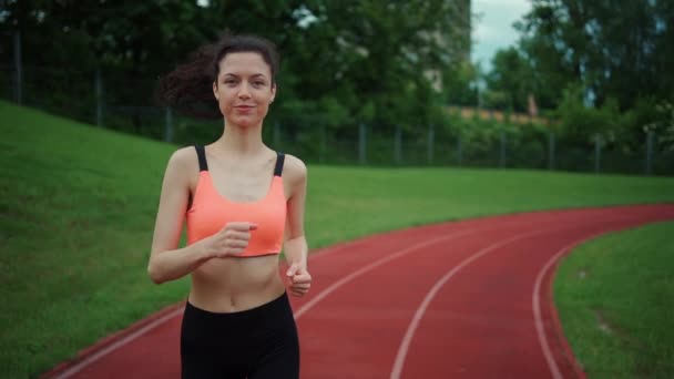 Спортсменка біжить і тренується на відкритому повітрі влітку — стокове відео