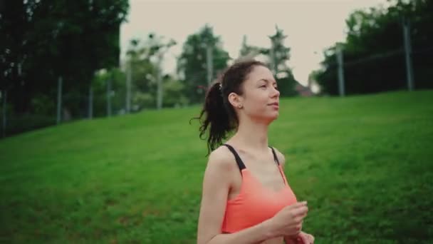 Mujer atlética corriendo y entrenando al aire libre en verano — Vídeo de stock