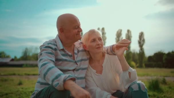 Glad senior par dejta och kramas och prata i parken på solig dag — Stockvideo