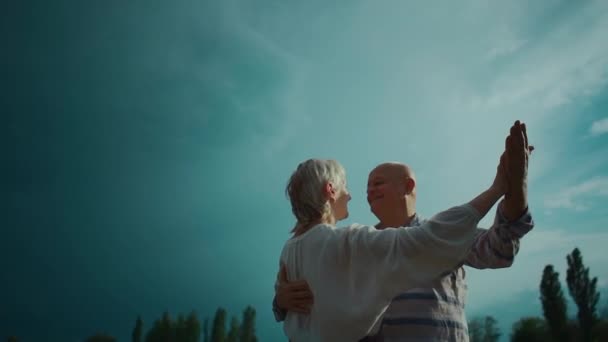 Feliz pareja de ancianos tienen romántico citas y bailando al aire libre en verano — Vídeos de Stock