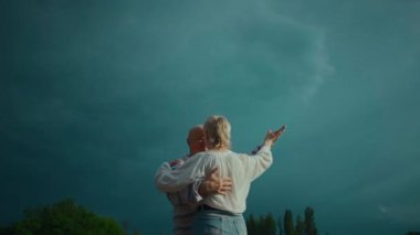 Mutlu son sınıf çifti yazın romantik buluşmalar ve açık havada dans eder.