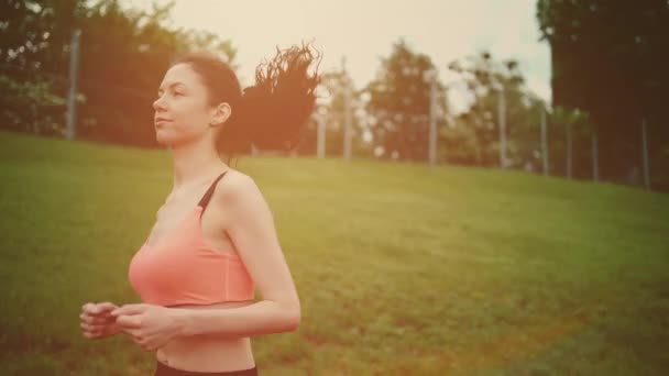 Atletik kadın yazın dışarıda koşuyor ve antrenman yapıyor. — Stok video