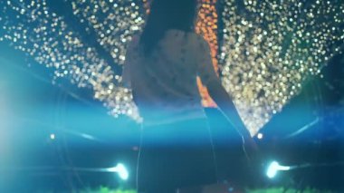 duygusal kıvırcık saçlı esmer kadın gülümse ve gece yarısı açık havada yürü.