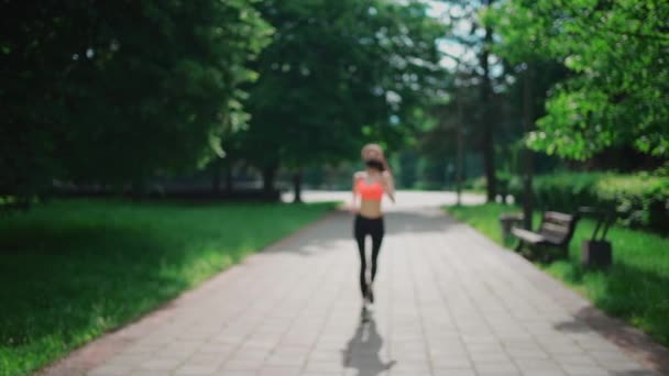 Activa y joven morena hembra corriendo en mascarilla en mañana parque al aire libre — Vídeos de Stock