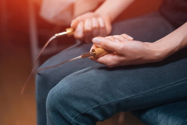 Patiënten die bioresonantietherapie gebruiken in alternatieve geneeskunde — Stockfoto