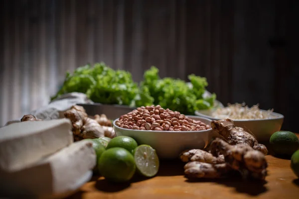 Ensemble d'aliments crus végétariens ou végétaliens avec sacs écologiques — Photo