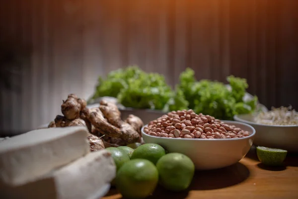 Ensemble d'aliments crus végétariens ou végétaliens avec sacs écologiques — Photo