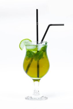 Beyaz arkaplanda saman bulunan alkol kokteyli