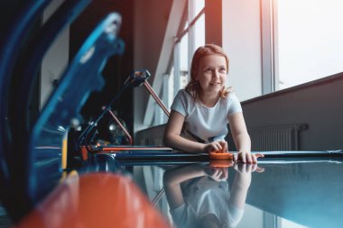 Güzel esmer kadın arkadaşıyla hokey oynuyor.