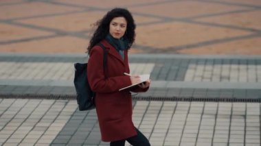 çekici kadın yazar deftere mektup ya da roman yazar