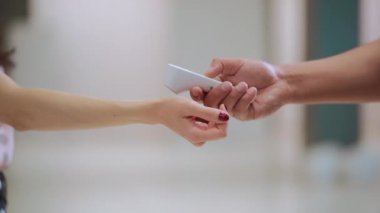 Sıcaklığı ölçen kızılötesi temassız termometre salgın covid19 'da.