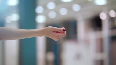 Sıcaklığı ölçen kızılötesi temassız termometre salgın covid19 'da.