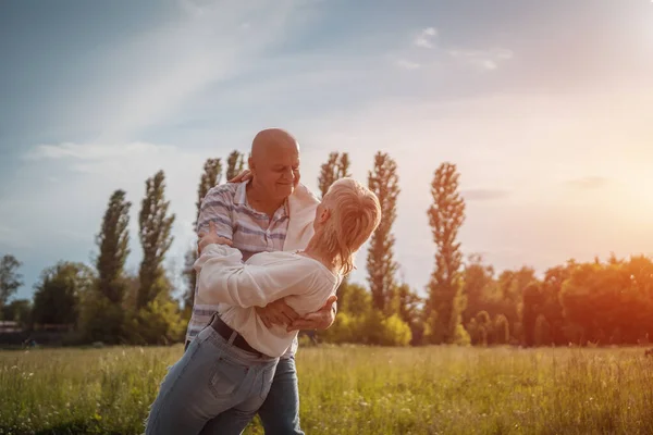 Feliz pareja de ancianos tienen romántico citas y baile en el día soleado al aire libre — Foto de Stock