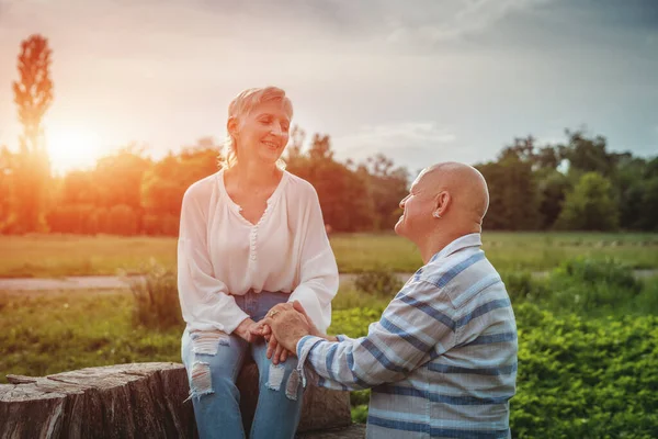 Glückliches und nettes Senioren-Paar, das sich im Sommer im sonnigen Park trifft und Romantik genießt — Stockfoto