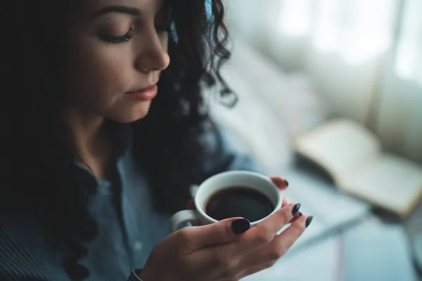 Bella donna bruna nel letto del mattino con libri e caffè — Foto Stock